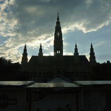 夕景の市庁舎。広場では催しの準備中