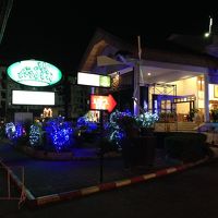 クリスマスイルミネーション装飾中の外観