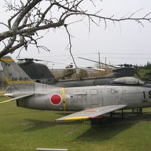 敷地内には退役した戦闘機や戦車が展示されています