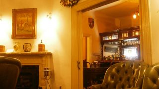 英国館が夜にはパブに