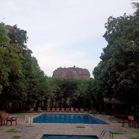 プールから見たシーギリヤロック