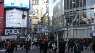 平日でも賑わう、宇田川町の広い商店街