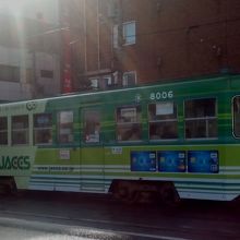 派手な広告をまとった車両