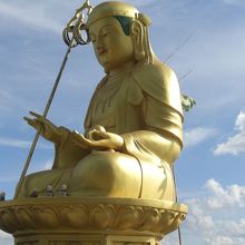 海側の仏像。金色が鮮やかです。