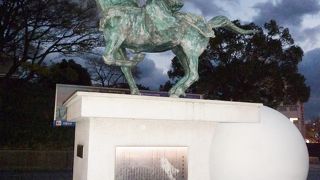 交差点に颯爽と馬に乗って建っています