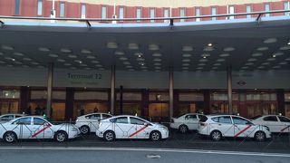 ターミナル間の移動は無料バス