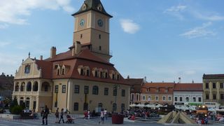 広場の中心に旧市庁舎があり、その内部が博物館になっている。