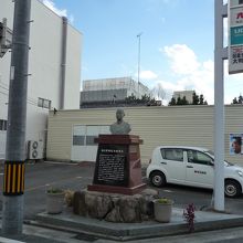 駐車場の端にあります