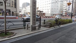 日比谷通り沿いにあります