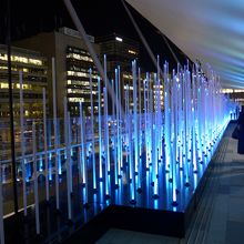 グラントウキョウへ繋がるグランルーフのイルミネーション 