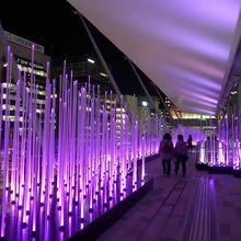 グラントウキョウへ繋がるグランルーフのイルミネーション 