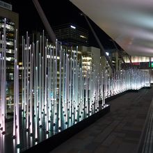 グラントウキョウへ繋がるグランルーフのイルミネーション 