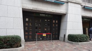 おしゃれな場外馬券売り場