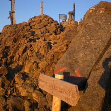 茜色に染まる山