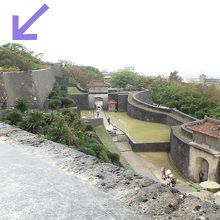 上から見た瑞泉門。その右は歓会門、久慶門。