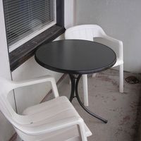 ベランダのテーブルと椅子。かなり汚れており掃除してから使った