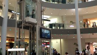 このショッピングセンターは、吹き抜けを多くの場所で使っていて、採光が採れているのでおすすめです。