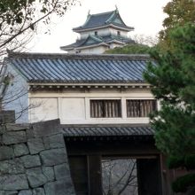 和歌山城天守閣と岡口門