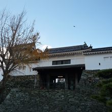 天守閣前にある楠門