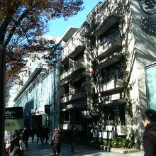 平日でもお昼時は店の外に７，８人ほどの行列でした。