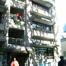 お店は１階の目立つ場所にあります。