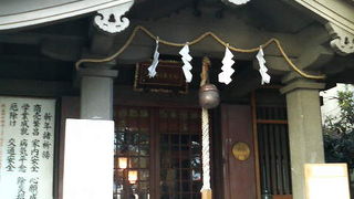 小さな鬼の石像がある神社