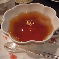 カフェで頂いた、金粉入りの紅茶。