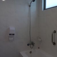 シャワーは弱め