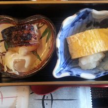 塩サバと出し巻き卵です。朝食には欠かせません。