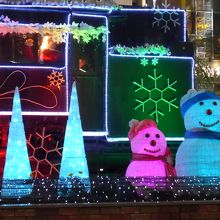 機関手席にサンタさん　手前には可愛い雪だるま