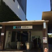 明治神宮外苑に行く際には、とても便利な駅で、近くには、喫茶店も有りますので、散歩した後も心配する事も無く、過ごせます。