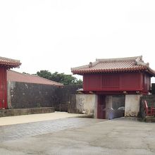 門の裏側。櫓に登る階段がありますが非公開のようです。