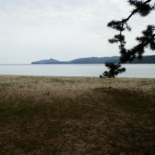 海水浴場の静かな砂浜。