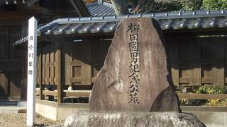 狭い路地の奥にあります