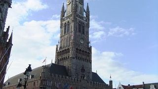 そびえ立っています