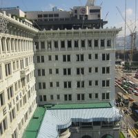 イルミネーションの飾りつけが（まだ点灯せず）