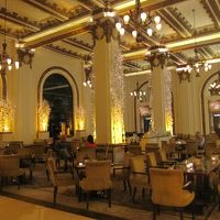 夜のロビーは落ち着いてます。