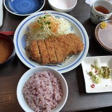 特選ロースカツ定食(五穀米・赤味噌)　1,590円(税別)　