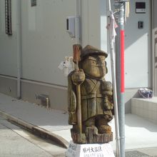 お寺への曲がり角にある天空仏の案内