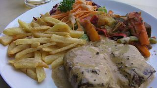 ビーチ沿いのおしゃれなレストラン