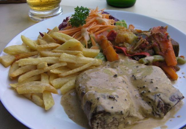 ビーチ沿いのおしゃれなレストラン