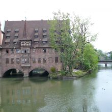 博物館橋から見る聖霊院、下部が眼鏡橋に見える。