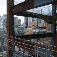 隣のビルは工事中・・まあ、仕方ないか・・