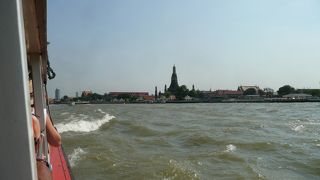 水上バスに乗るとチォオプラヤ川からバンコクの風景を眺めることができます