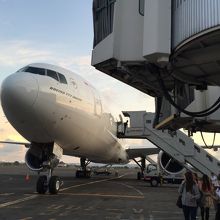 なぜガルーダなのにボーディングブリッジじゃない？