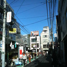 通り沿いは一風変わったお店が多めで、人も結構多いです。