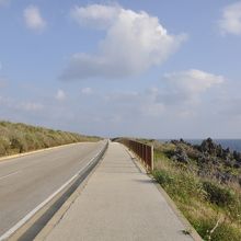 黒部岬から南を見たところ。海に南大東島が見えます。
