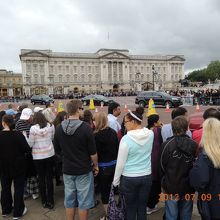 パレードを待つすごい人