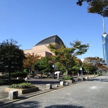 福岡市図書館と福岡タワー