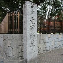 この石碑のあるところから入って200ｍ歩きます